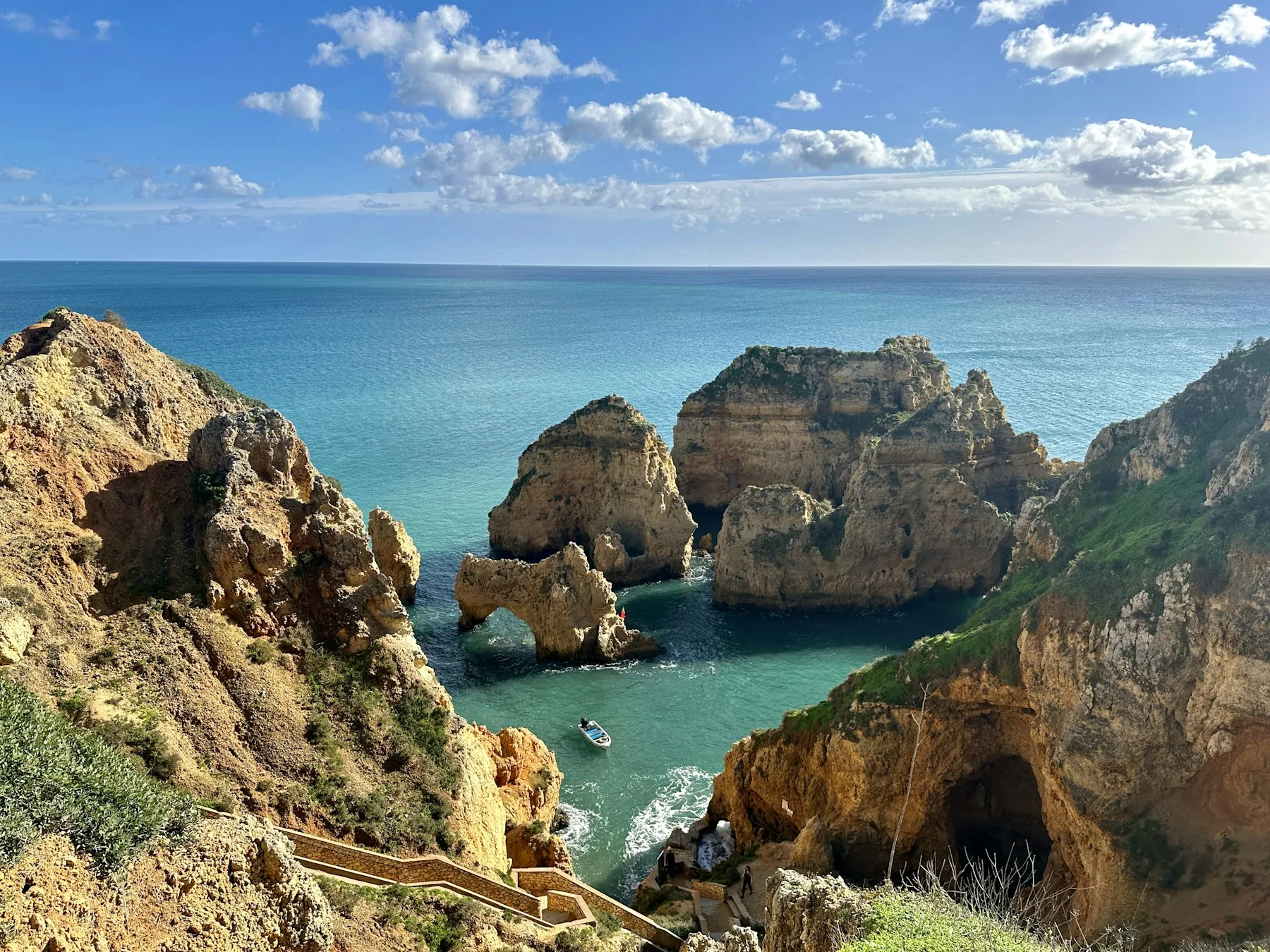 Formações rochosas e enseadas junto a Lagos