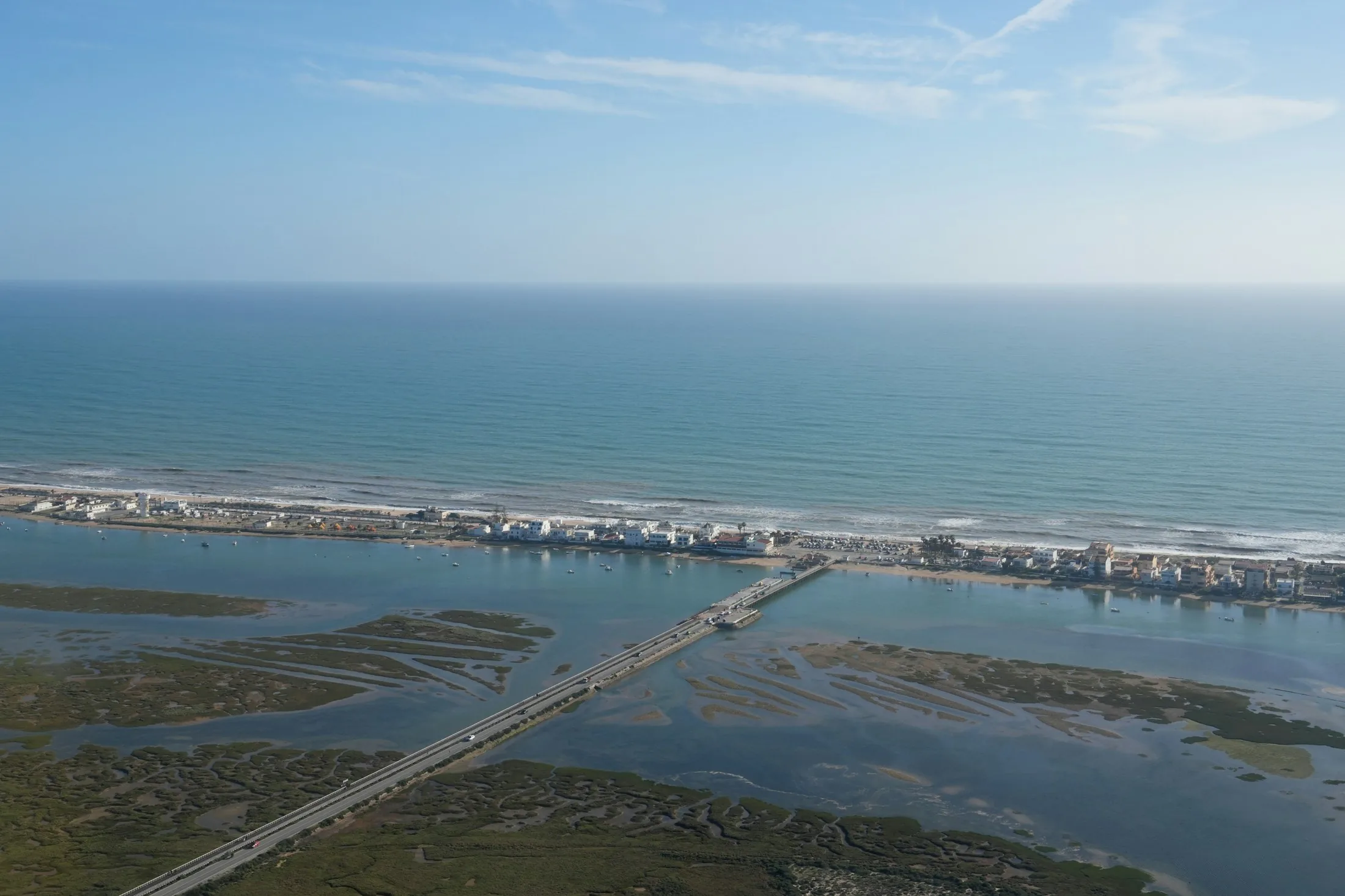 Vista aérea da Ria Formosa com a ponte para a praia de Faro