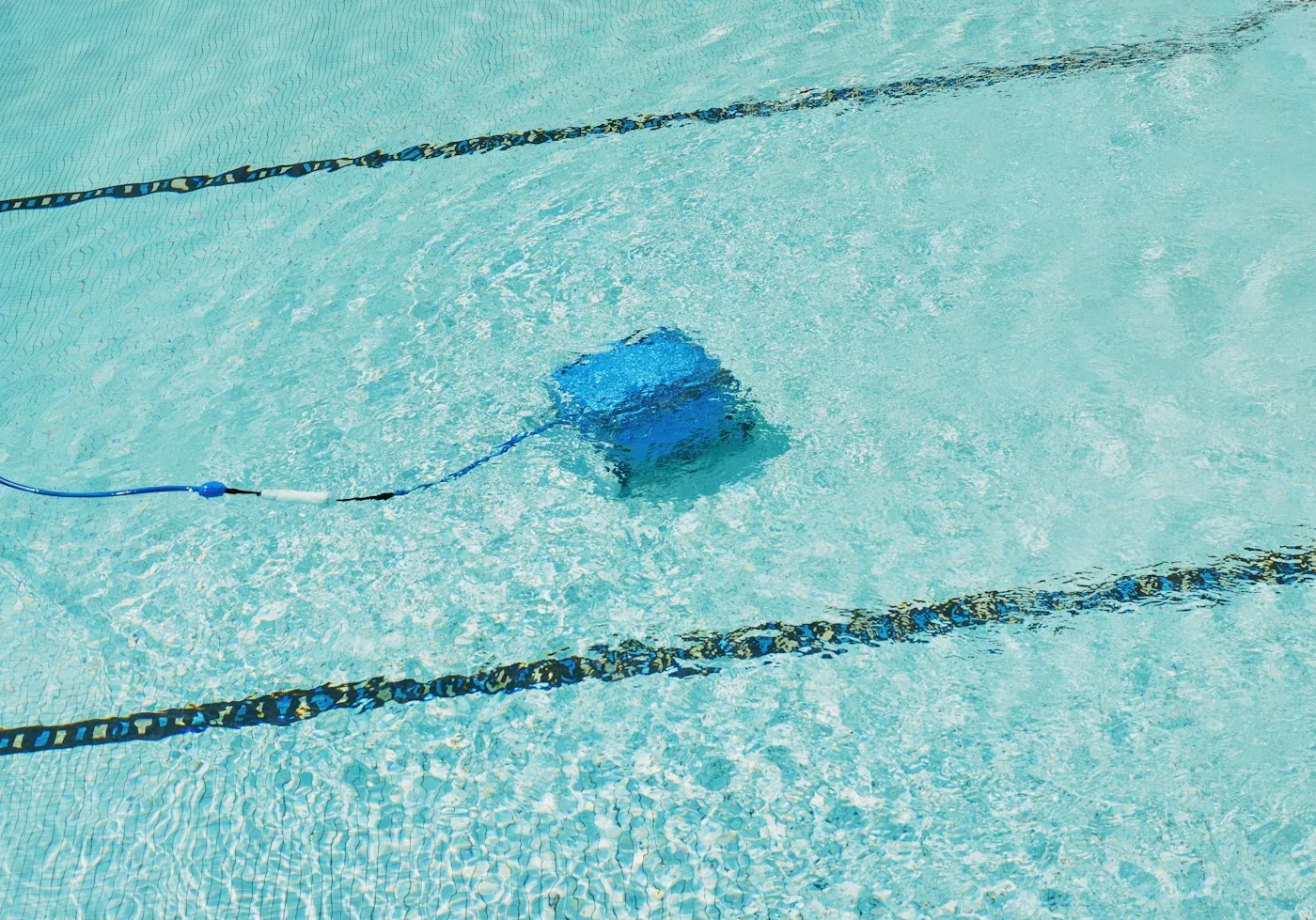 Robô de limpeza a trabalhar no fundo de uma piscina