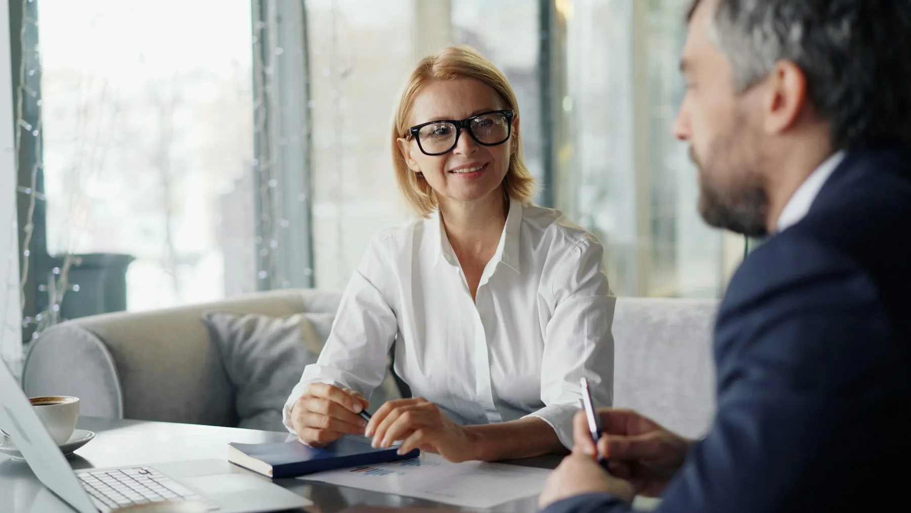 Consultora financeira em reunião com um cliente